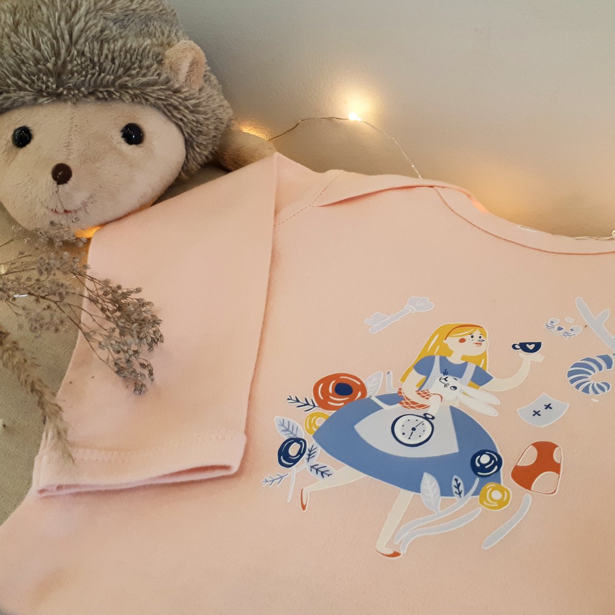 Poederroze Alice in Wonderland pyjama 100% biologisch katoen gecertificeerd OEKO-TEX