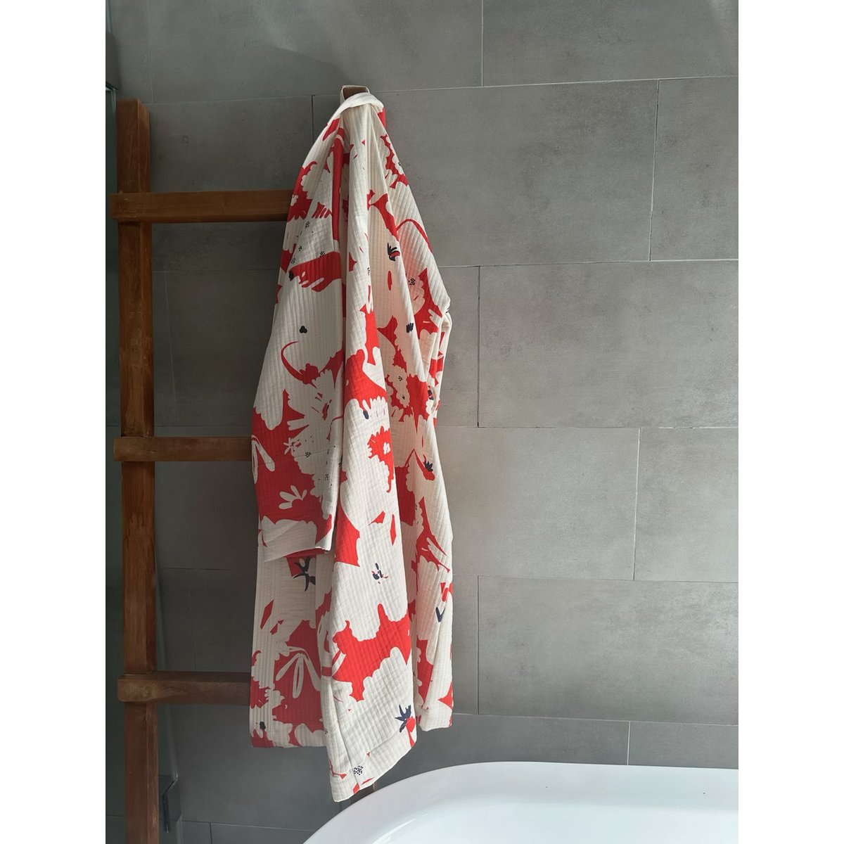 Sakura Kimono - 100% katoen met eigentijds patroon in sakura rood en gebroken wit, te gebruiken als bad- of huisjas maar ook als jasje