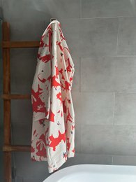 Kimono Sakura - 100% cotone con motivo contemporaneo in rosso sakura e bianco sporco, può essere utilizzato come accappatoio o per la casa ma anche come giacca