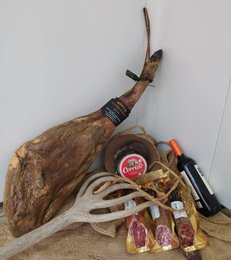  Cured Iberian ham, 8kg, 50% Iberian race, rustic presentation with traditional Spanish accessories.