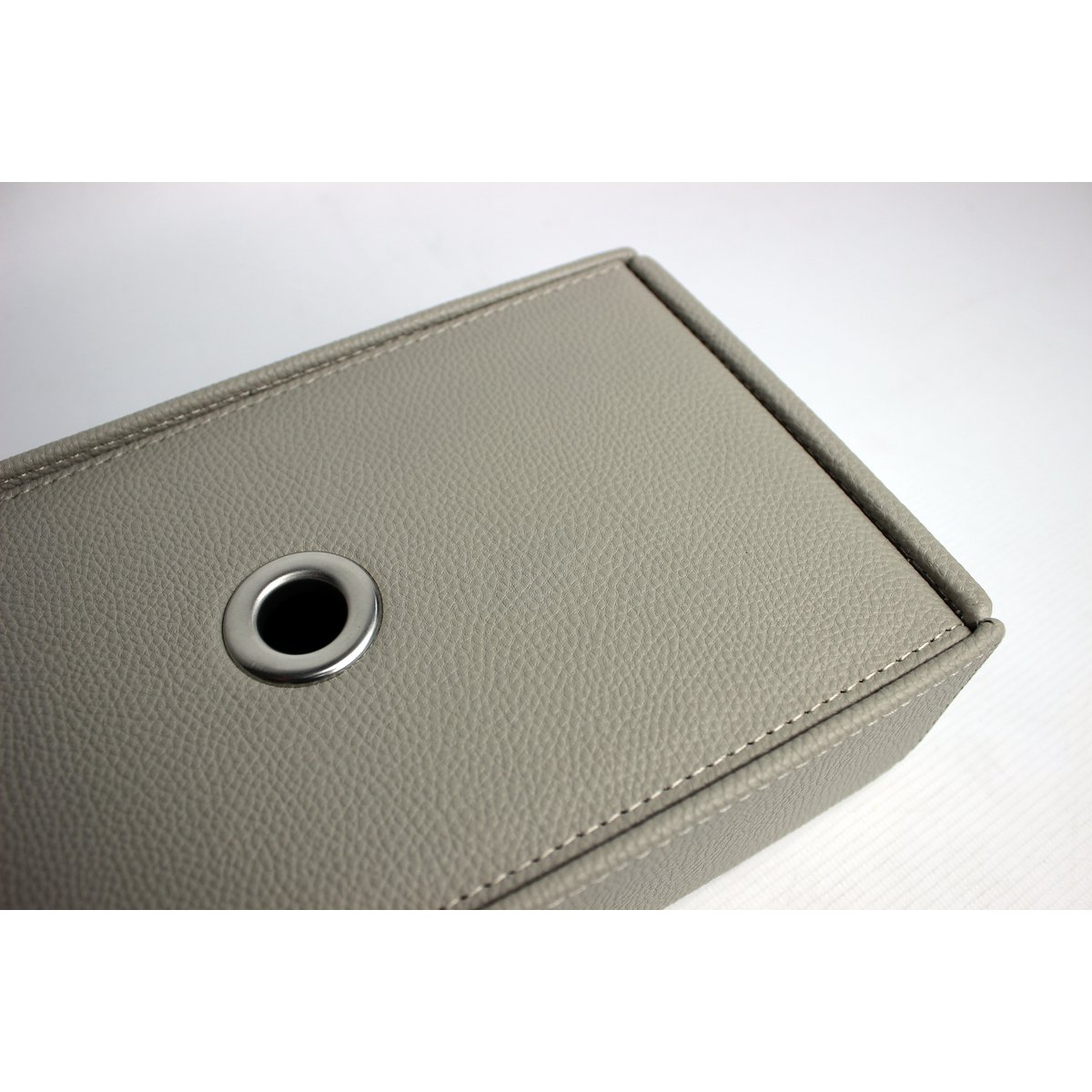 Tapping Box di stoffa in pelle sintetica grigio chiaro con apertura in ottone
