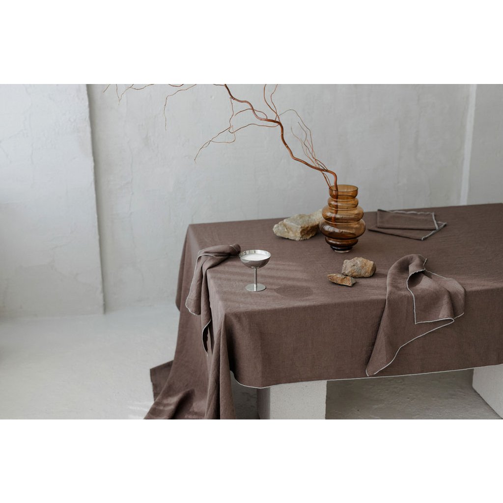 Linned dug med kontrastdetaljer Stone & Cacao Brown -330x145cm