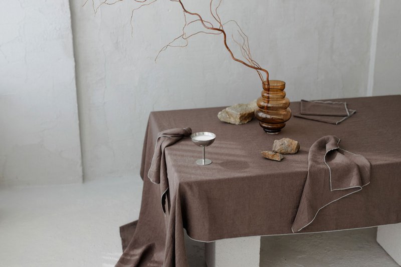 Linned dug med kontrastdetaljer Stone & Cacao Brown -330x145cm
