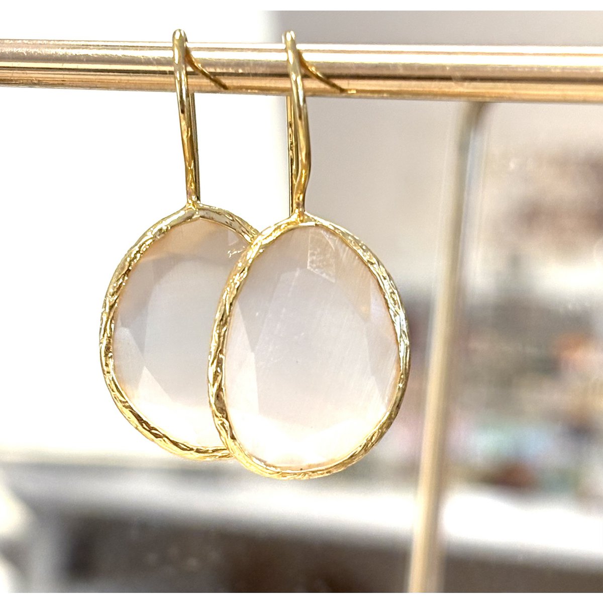 Earrings cateye stone white