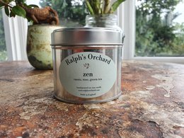 Candela in cera naturale profumata Zen (Cassis, Rosa e Tè Verde).