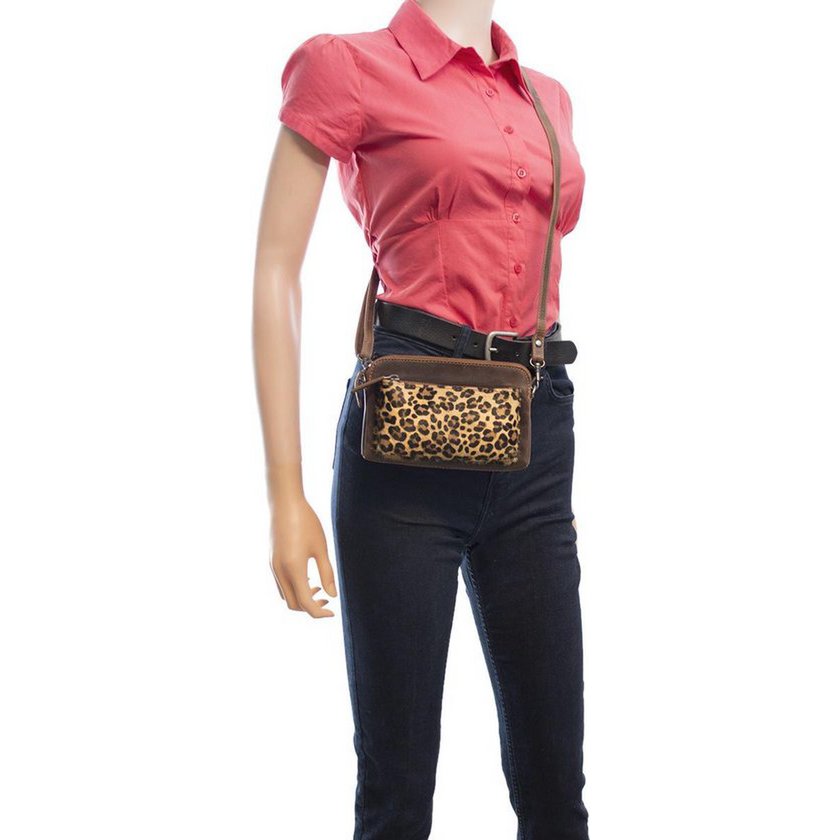 Arrigo Cognac Colored Dames CrossBody Tas/Clutch med Luiopard Direer Print in Learning
