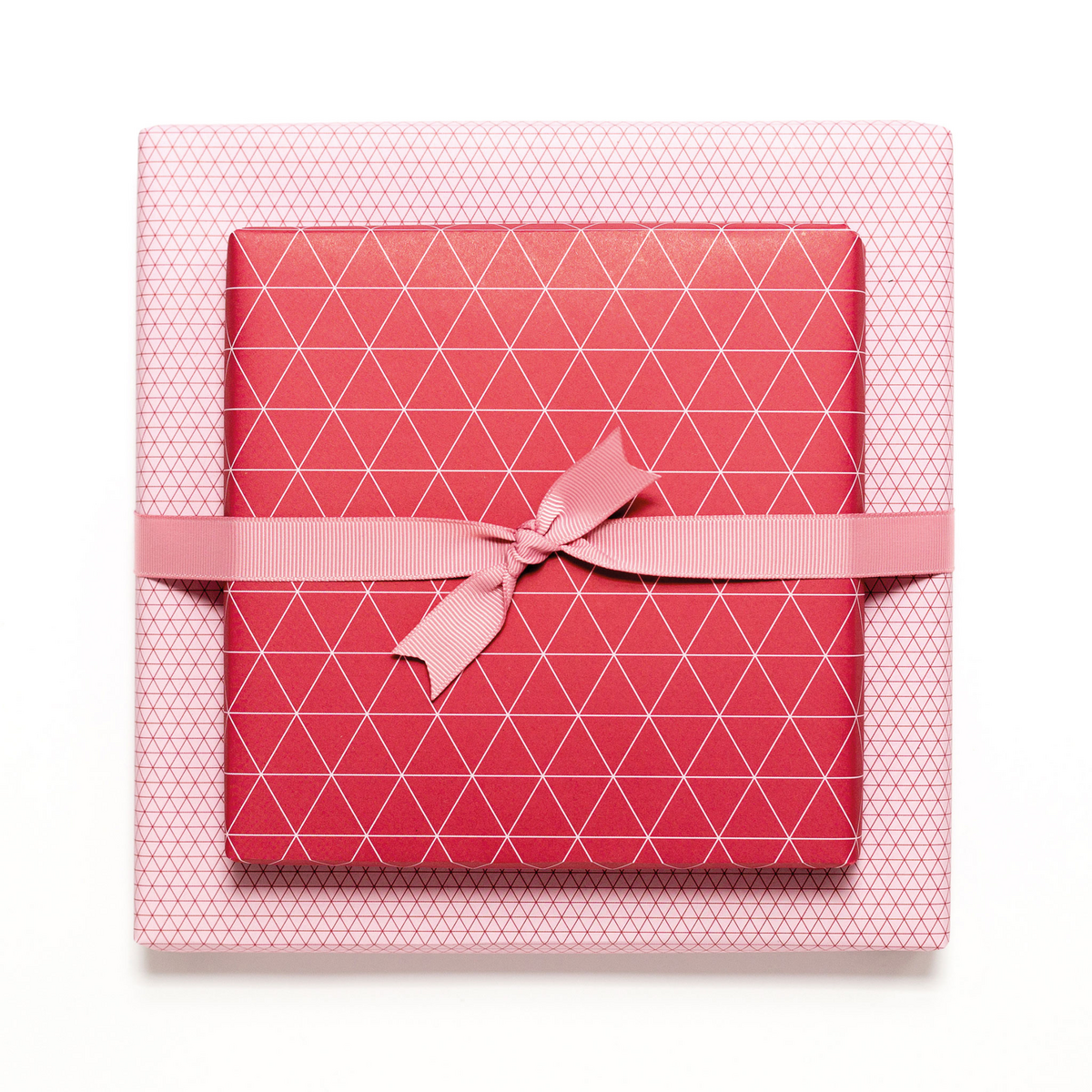 Red inpakpapier Triangles - Grafisch inpakpapier roze rood, perfect voor geschenken voor Moederdag, als een verpakking voor Valentijnsdaggeschenken of neutraal inpakpapier voor vrouwen.