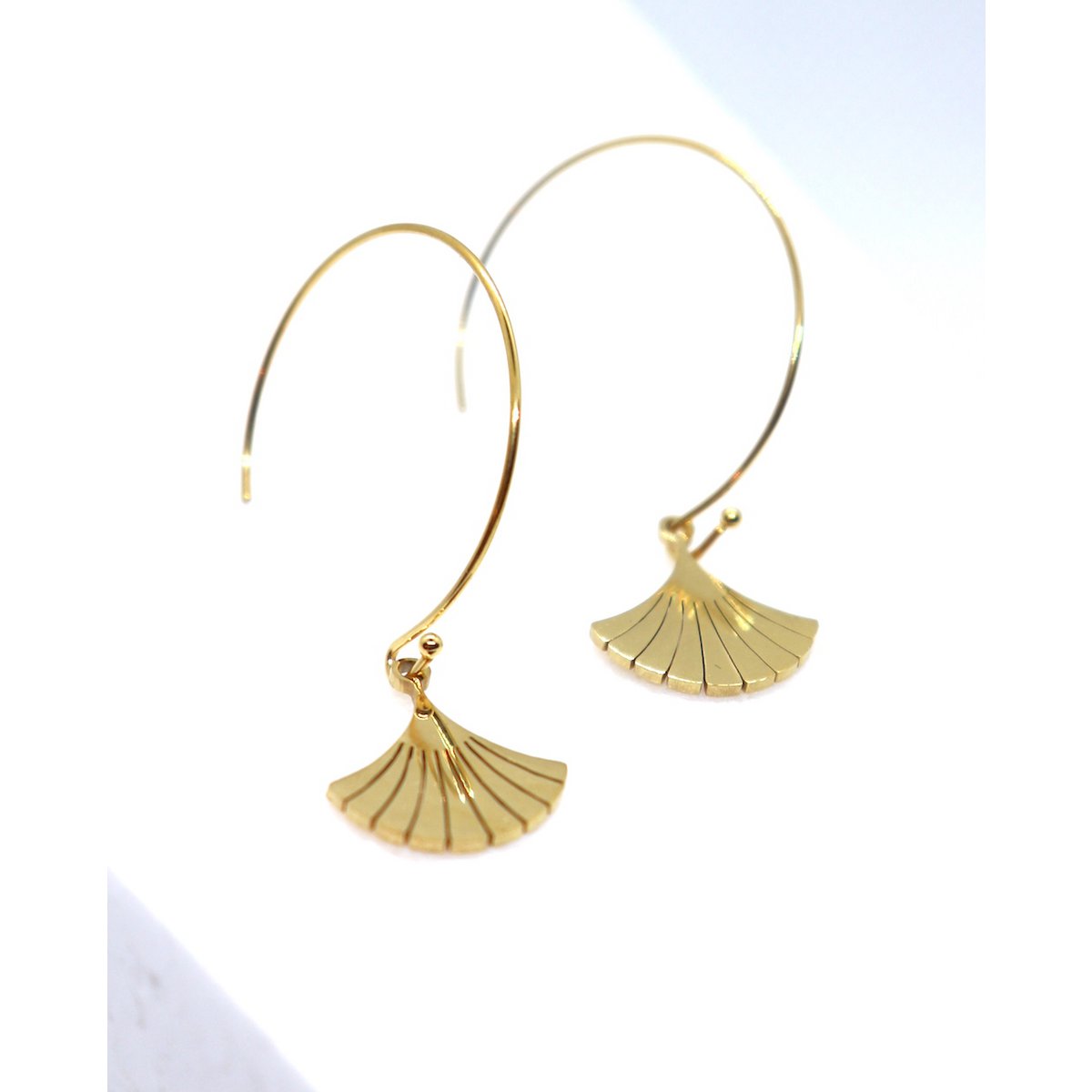 Pendientes de aro abiertos de acero inoxidable de alta calidad con colgante de ginkgo