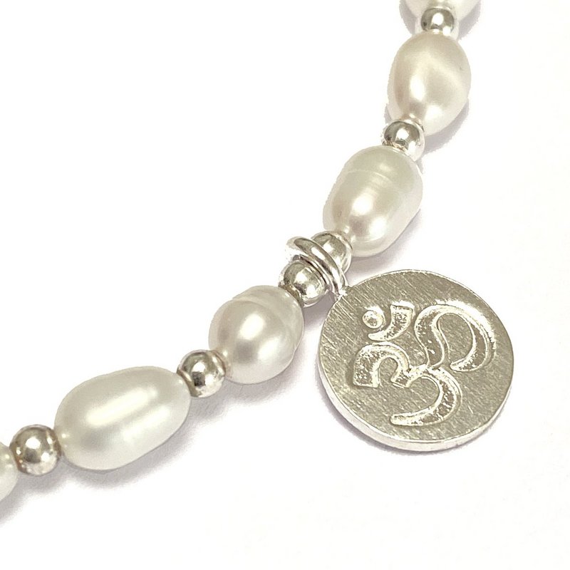 Pulsera de Perlas de Agua Dulce con Om de Plata