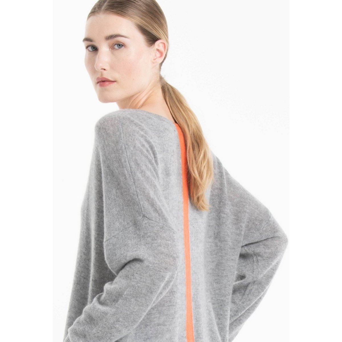 NAMI 23 Pull col V en cachemire avec bande couleur gris/mandarine