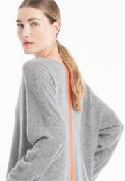 Nami 23 Pull V -Neck in Kaschmir mit Grau/Mandarin -Farbstreifen