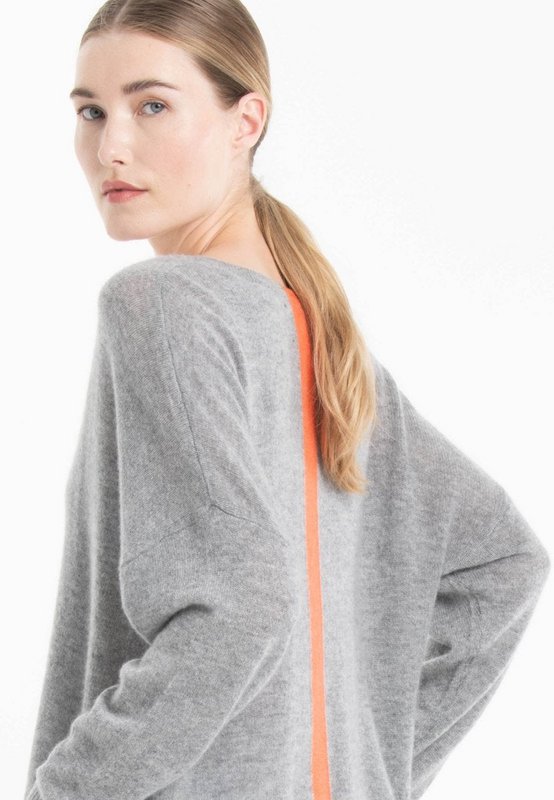 Nami 23 Pull V -Neck in Kaschmir mit Grau/Mandarin -Farbstreifen