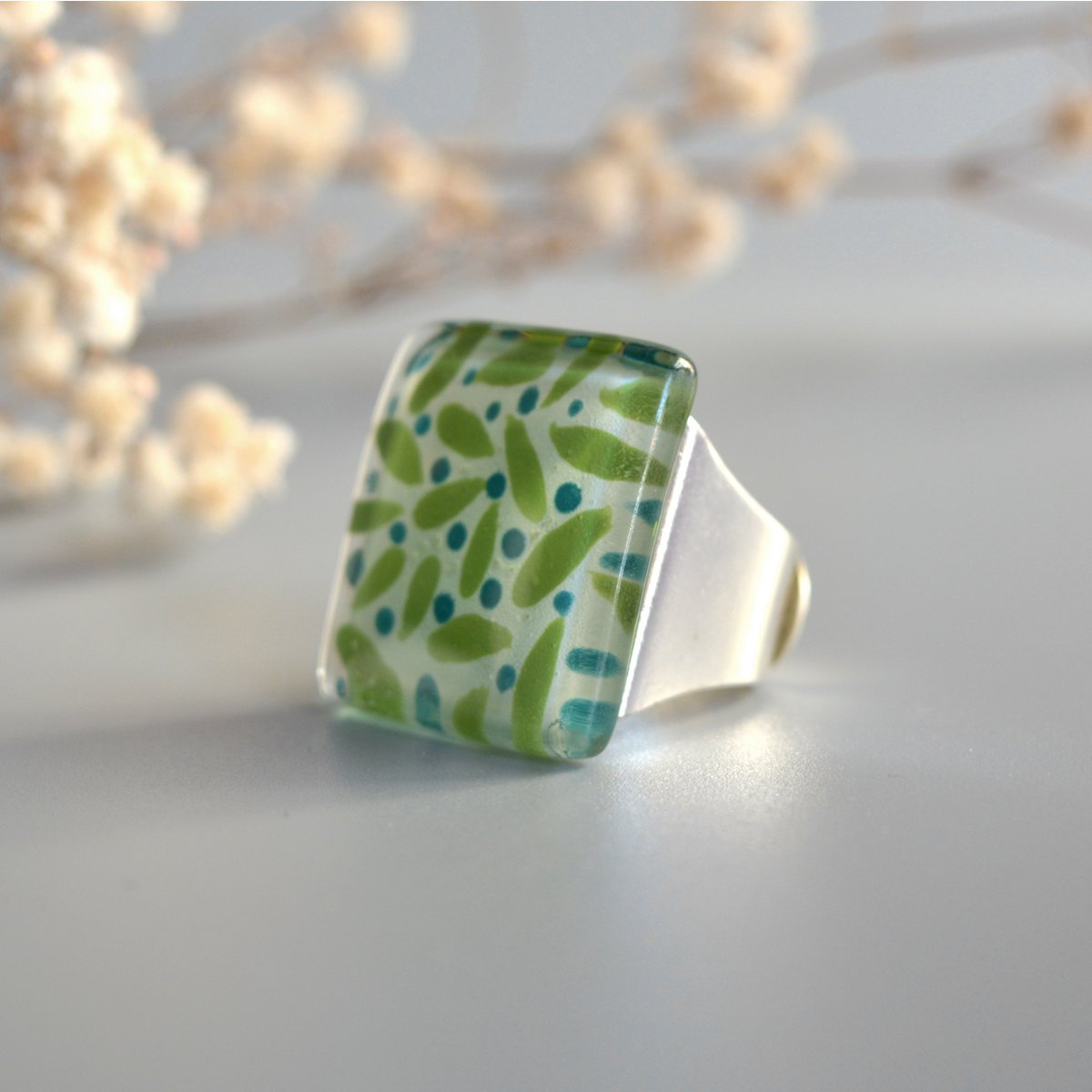 Übergroßer Ring mit lindgrünen Blättern und dunkelgrünen Beeren, verstellbare Größe