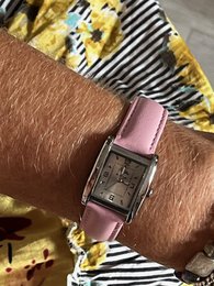 La Rechteckige Damenuhr. Pastellrosa Lederarmband mit silbernem Hintergrund
