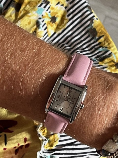 La Rechteckige Damenuhr. Pastellrosa Lederarmband mit silbernem Hintergrund