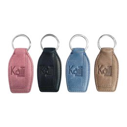 K10753PB | Sleutelhanger van echt volnerf leer, met lichte nerf. Avio-kleur. Ring van gepolijst nikkel. Totale afmetingen: 3,5 x 9 x 0,5 cm. Verpakking: stijve bodem/deksel geschenkdoos