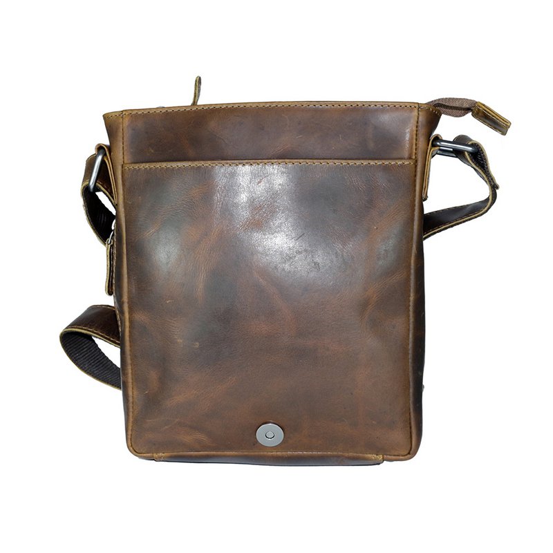 Arrigo skuldertaske eller crossbody taske lavet af brunt vokset læder med en stor flap med magnetisk lukning