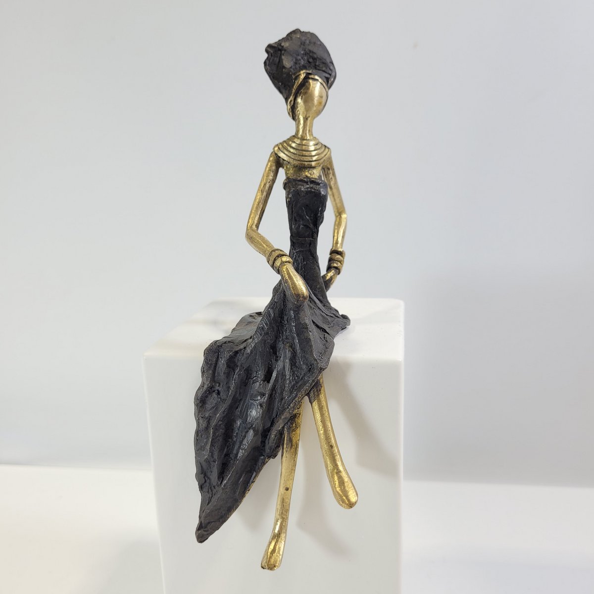 Escultura de bronce "Femme assise élégante" de Karim Sana | diferentes tamaños y colores
