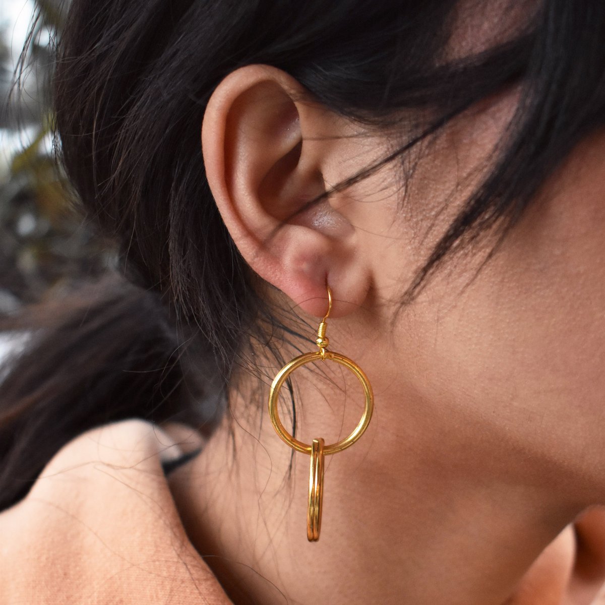 Aretes minimalistas de doble lazo, joyería geométrica contemporánea | por lovebynlanla