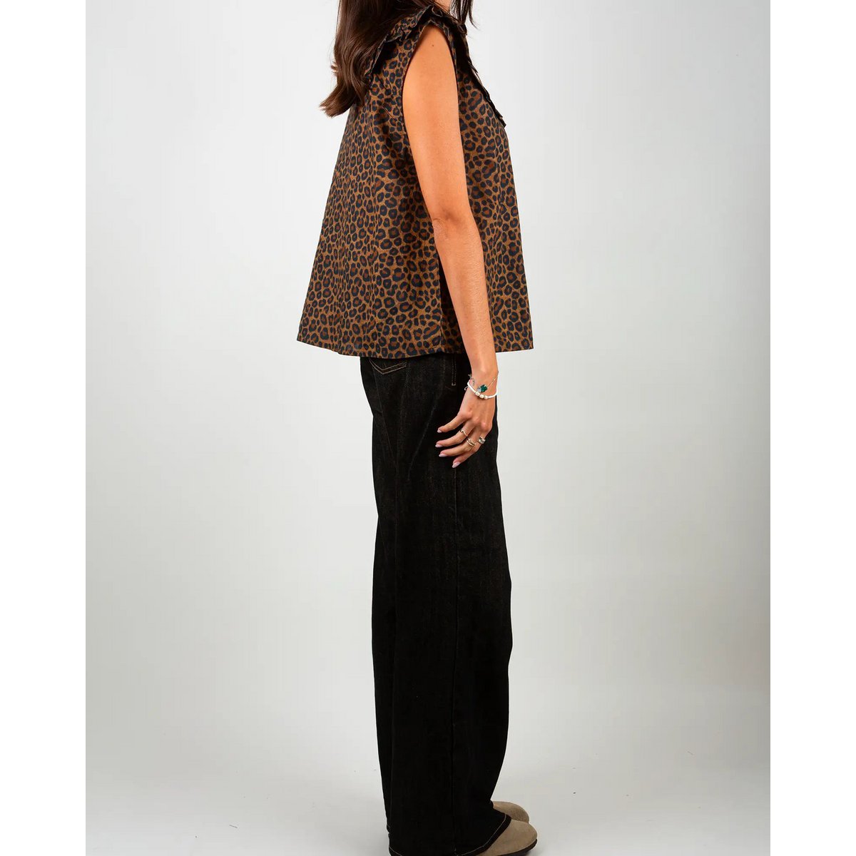 Mouwloze damesblouse met luipaardprint en ruches