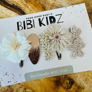 Set mit 14 Blumen-Haarspangen