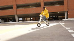 El exclusivo oficial Cruzaa E-Scooter Racing White