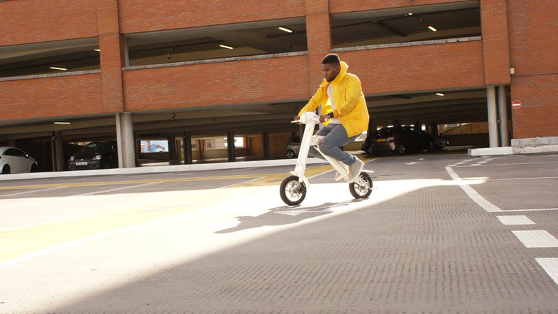 Der offizielle exklusive Cruzaa E-Scooter Racing White