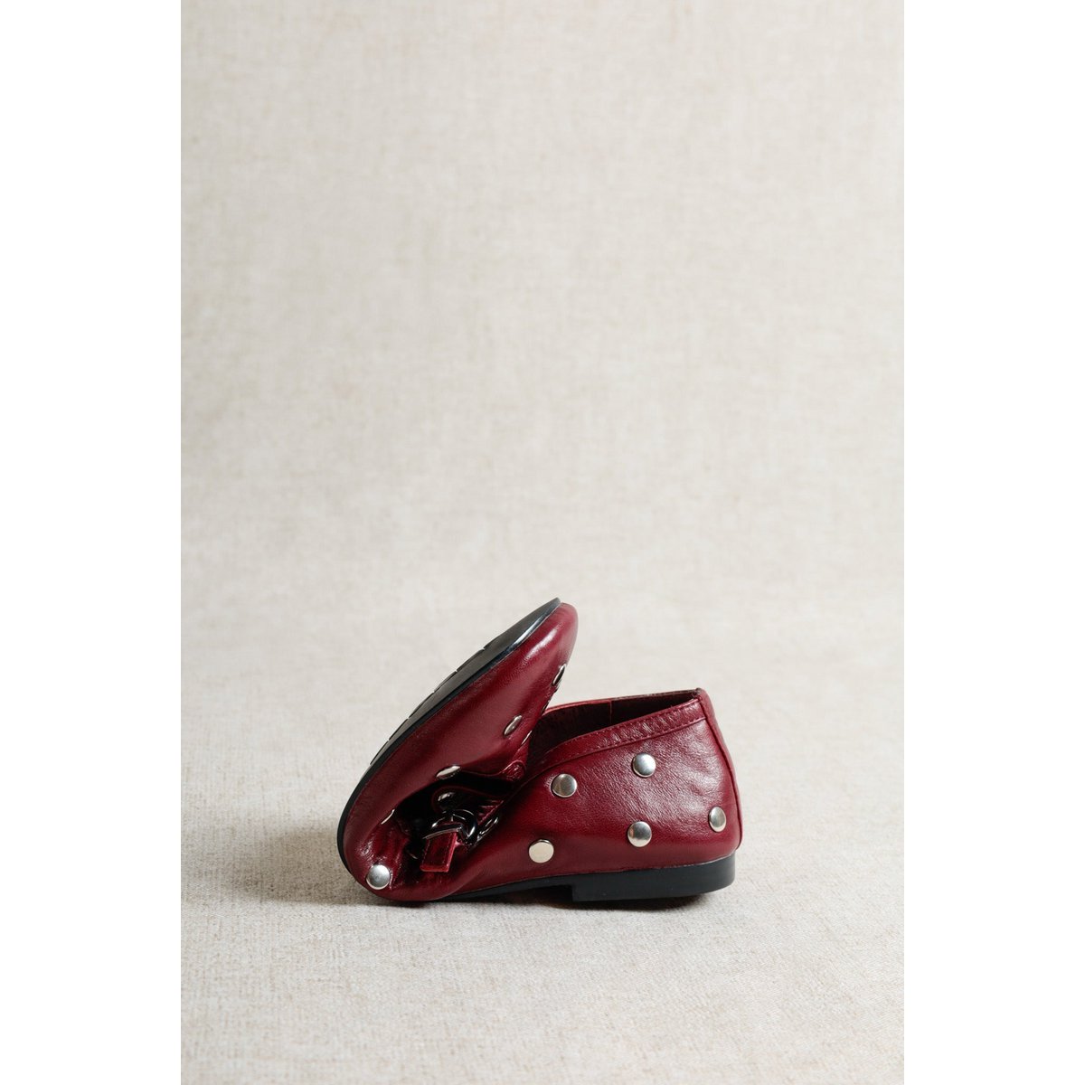 ALLI STUDS BURGUNDY – Glänzende, mit Nieten besetzte Mary Janes aus Leder