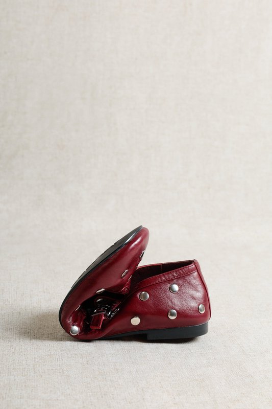 ALLI STUDS BURGUNDY – Glänzende, mit Nieten besetzte Mary Janes aus Leder