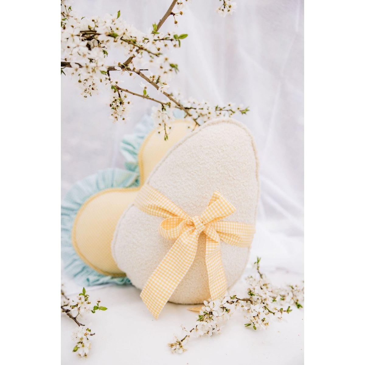 Flauschiges Bouclé-Ostereierkissen „Mint Bow“