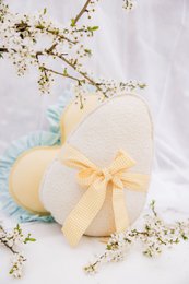 Flauschiges Bouclé-Ostereierkissen „Mint Bow“