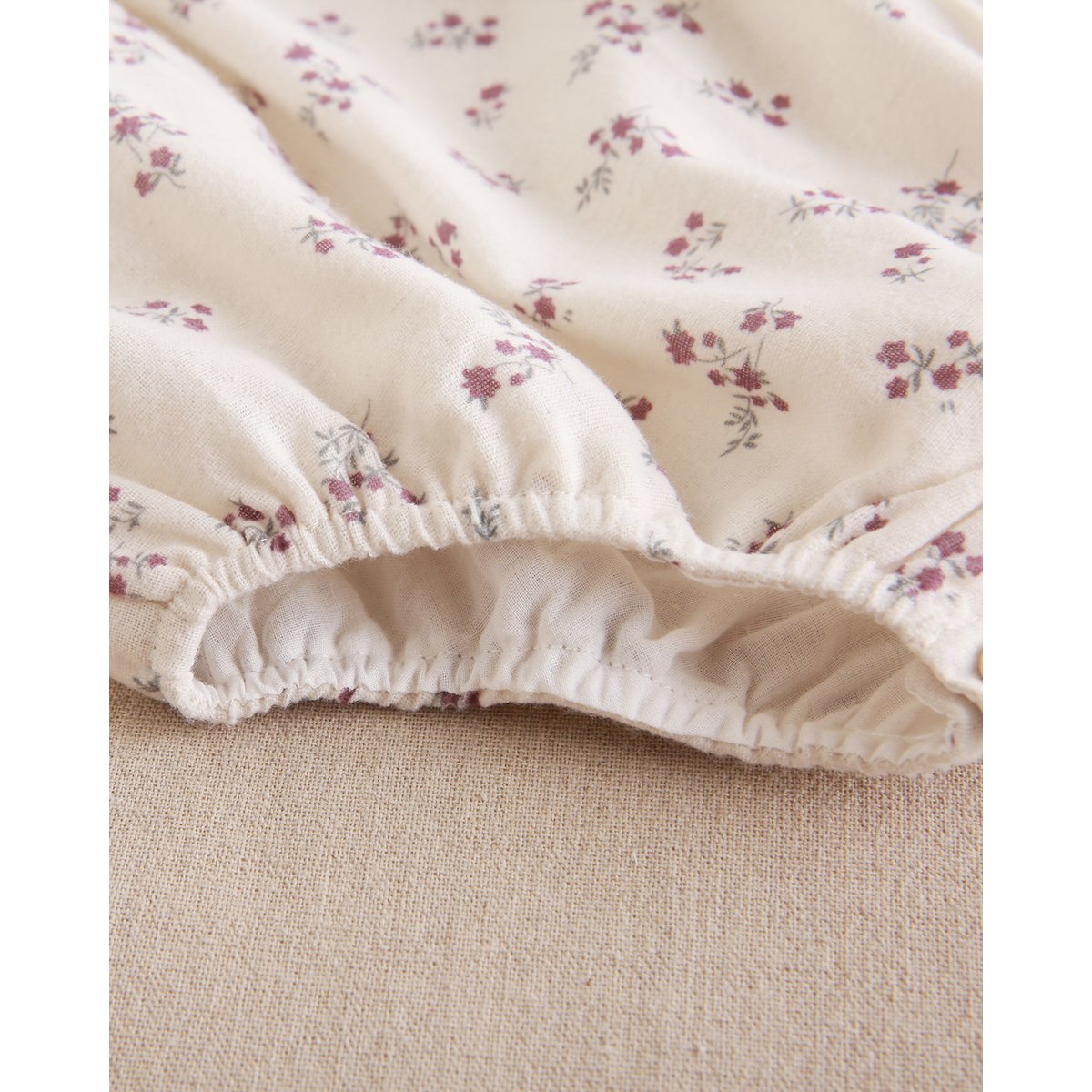 Kombinezon dla dziewczynki w kwiaty z pomponem P72-11604042