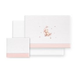 3-piece bedding set for cot, including sheet, fitted sheet, and pillowcase. Made of flannel material in a pink color scheme with a bear design.