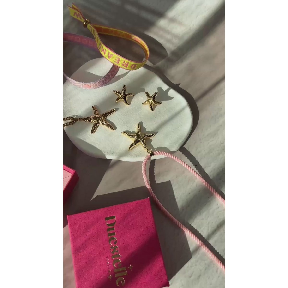 Cowrie Shell – Złote kolczyki w kształcie muszli z perłą