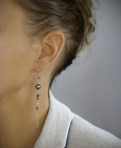 Lange oorbellen met grijze parels en Black Diamond kristallen