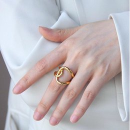Bague croisée à design fluide géométrique