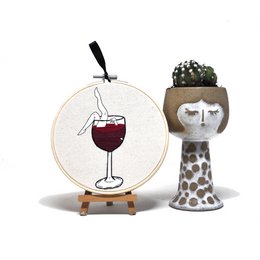 Håndlavet broderibøjle vægkunst - Wine Lovers Collection - Tekstil vægdekoration (10/15 cm)