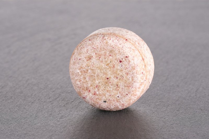FRUTTA A GUSCIO - Shampoo solido per capelli con polvere di tonka, olio di semi di prugna ed estratto di semi d'uva e lampone