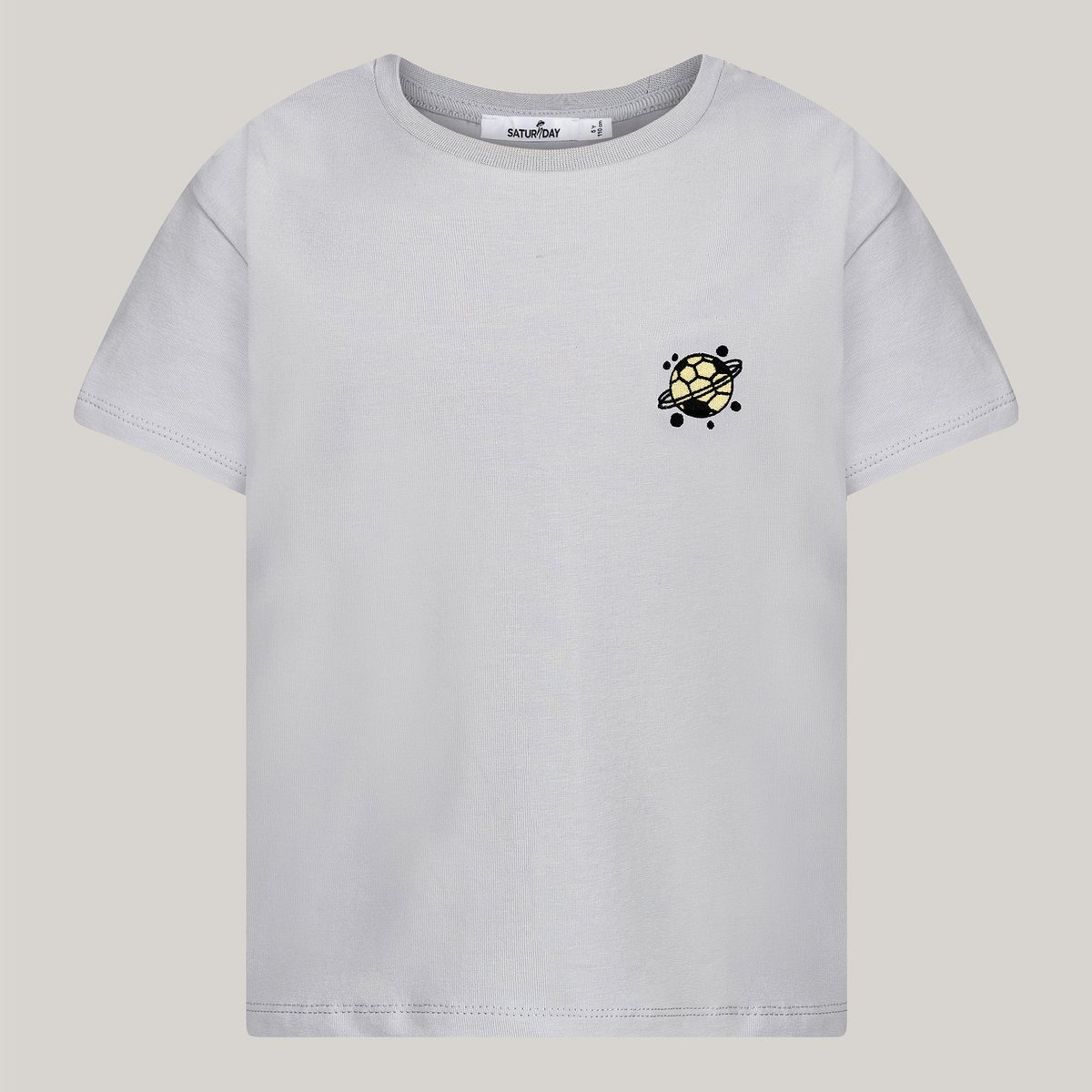 Camiseta hecha de algodón con bordado de fútbol