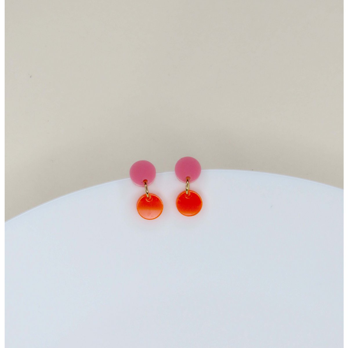 Orecchini acrilici punteggiati in rosa arancione neon