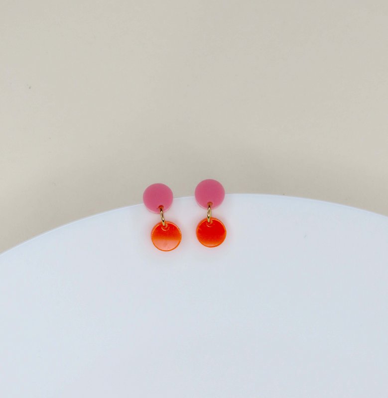 Orecchini acrilici punteggiati in rosa arancione neon