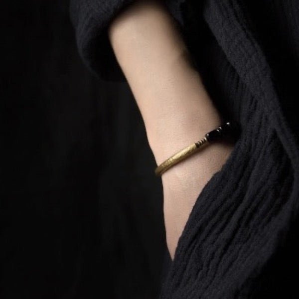 Bracciale a blocchi di ossidiana nera con bracciale rigido in bronzo