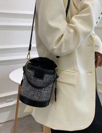 AnBeck Small Bucket Crossbody-håndtaske (2 farvemuligheder)