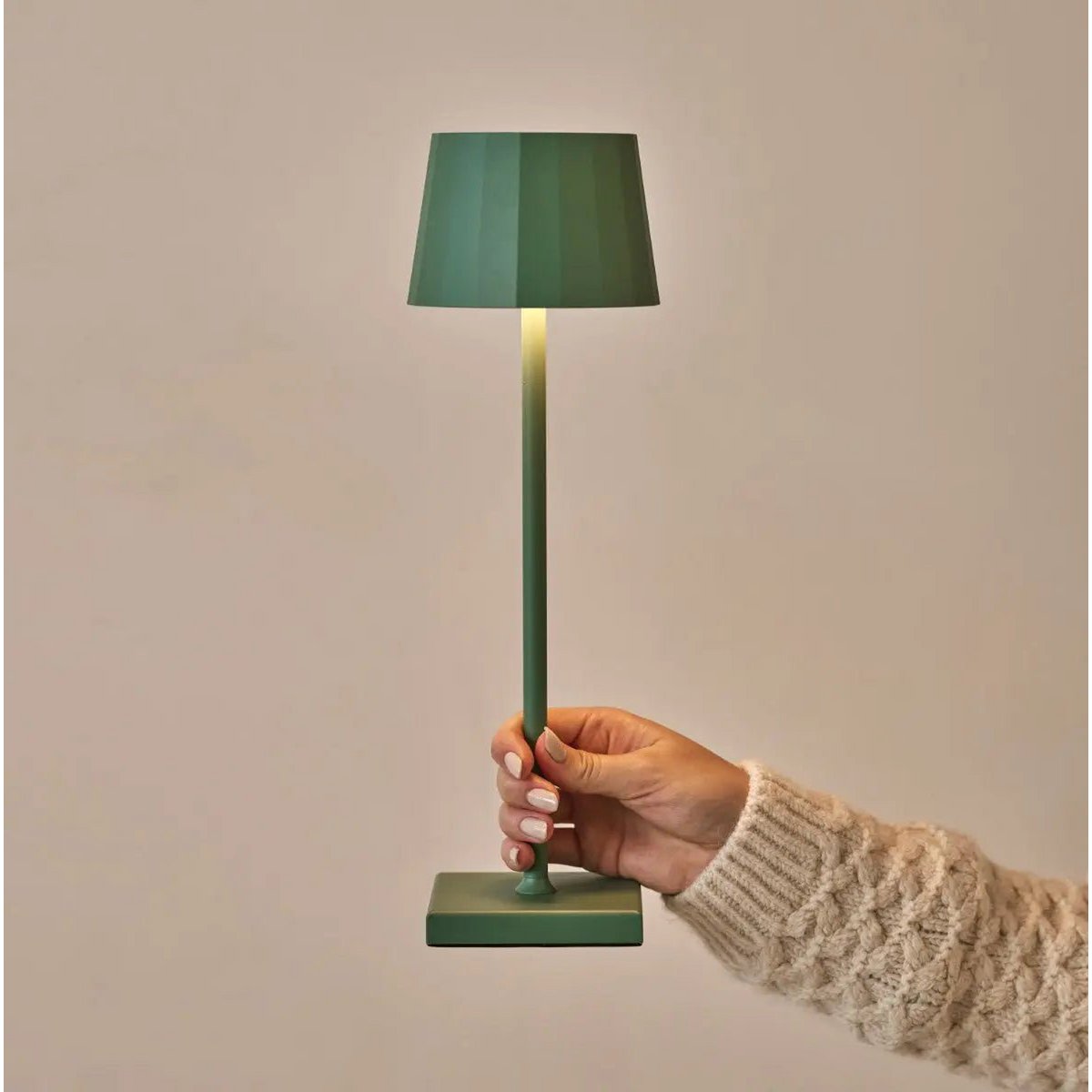 Kombi-Set Profi | 8 x Wouter Sage Green wiederaufladbare Tischlampen und Ladestation