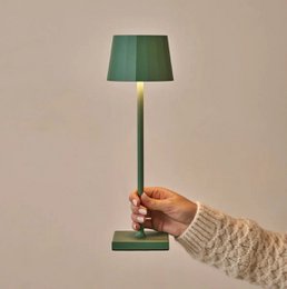 Kombi-Set Profi | 8 x Wouter Sage Green wiederaufladbare Tischlampen und Ladestation