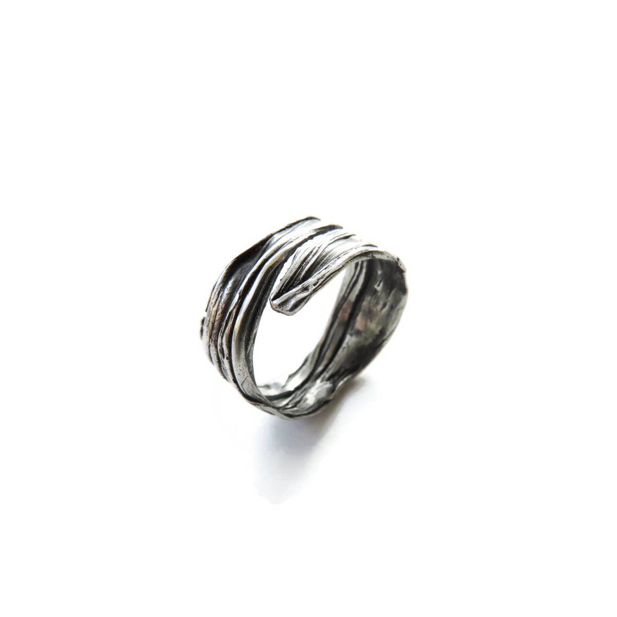 Verstelbare ring van geoxideerd zilver – organisch sculpturaal