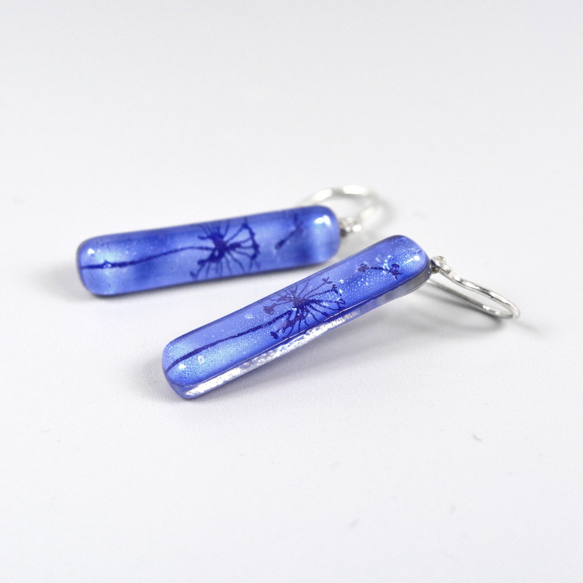 Orecchini dente di leone blu, barra lunga, vetro riciclato e argento sterling