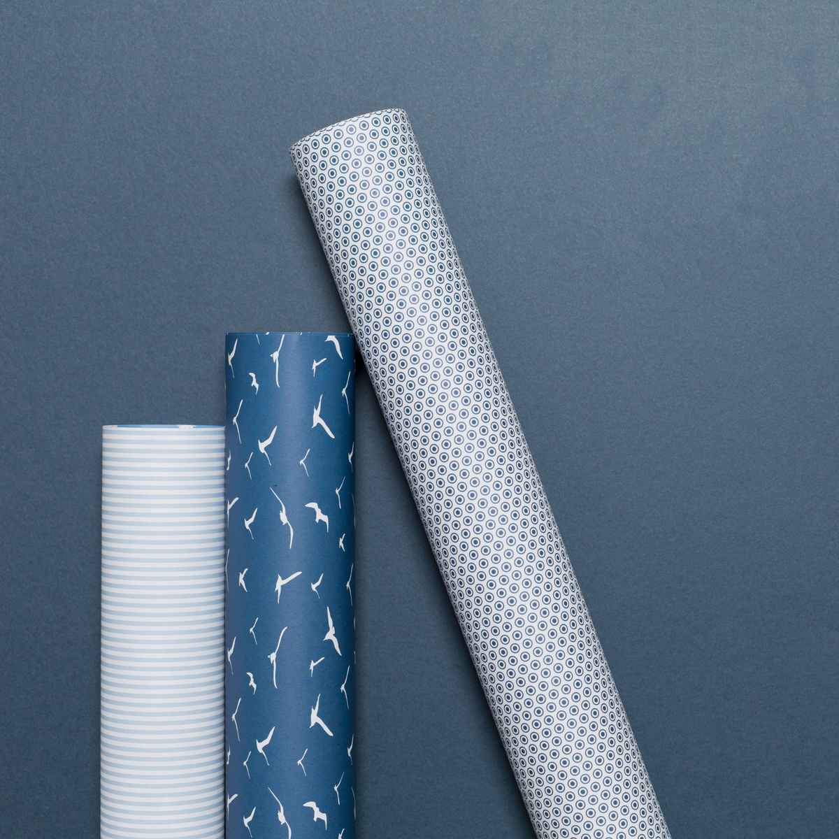 Bird wikkel papier blauw - maritiem inpakpapier met meeuwen, als een geschenkverpakking voor doop, communie of bevestiging