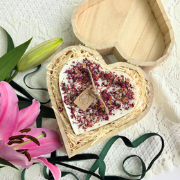 Confezione regalo cuore Cuore grande con petali di rosa