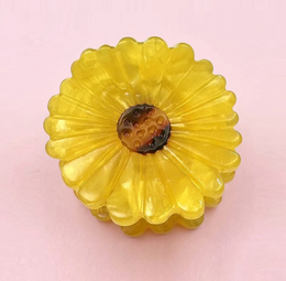  Colorful fish-shaped hair clip made of plastic, available in rose and green colors.